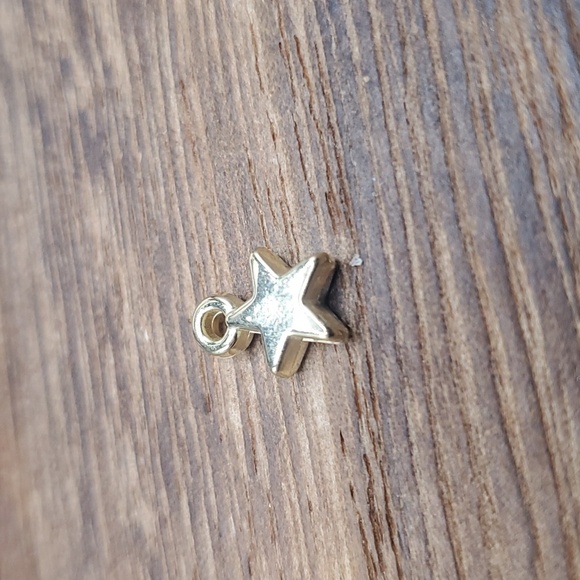 P135 tiny star charm - Picture 2 of 2